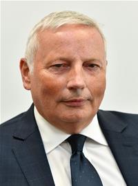 Portrait photo of Councillor Simon Waugh